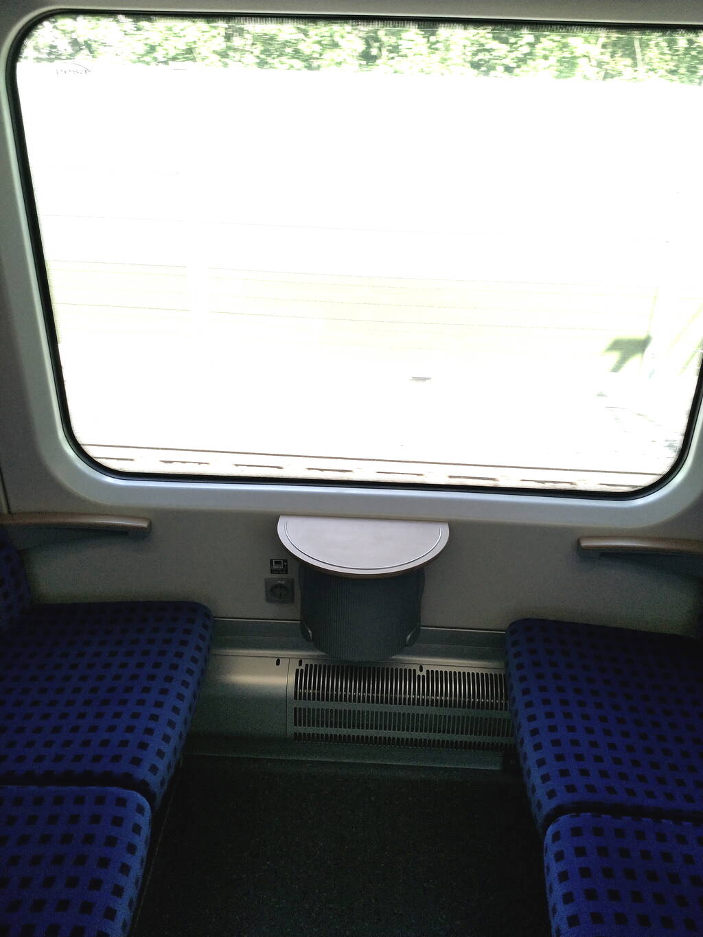 Tisch in einem neuen Pesa der DB Regio Bayern