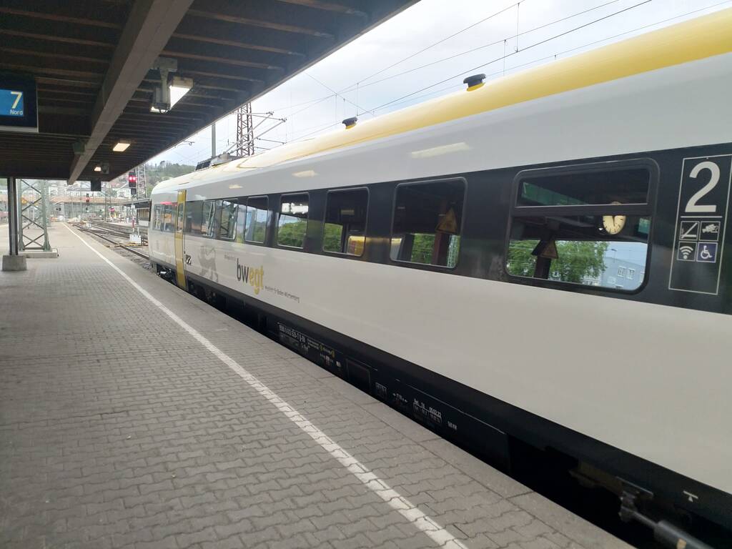 Aussenfront eines Bombardier Regio-Swinger, DB-Baureihe 612 in bwegt-Lackierung